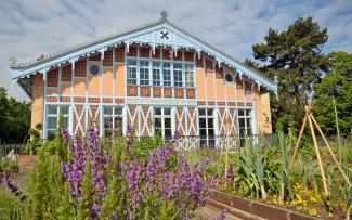 The historic Pavillon d’Armenonville was built as a hunting lodge in the 17th century; today it is a venue for all types of events for up to 2000 guests. © Ecovegetal Vegetable and herb plots in front of a historic building